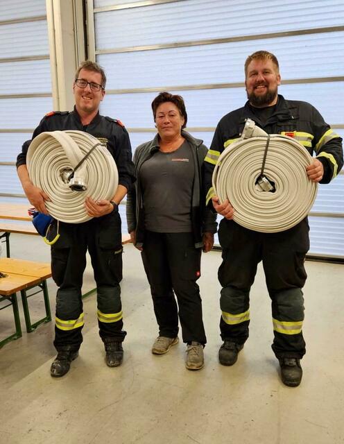 Die Spende an die FF Dürnstein wurde sehr gerne entgegen genommen!
v.li.n.re.: Kommandant HBI Michael Pfafffinger, CEO Andrea Wagner, Kommandant Stv. OBI Manuel Mayer | Foto: em