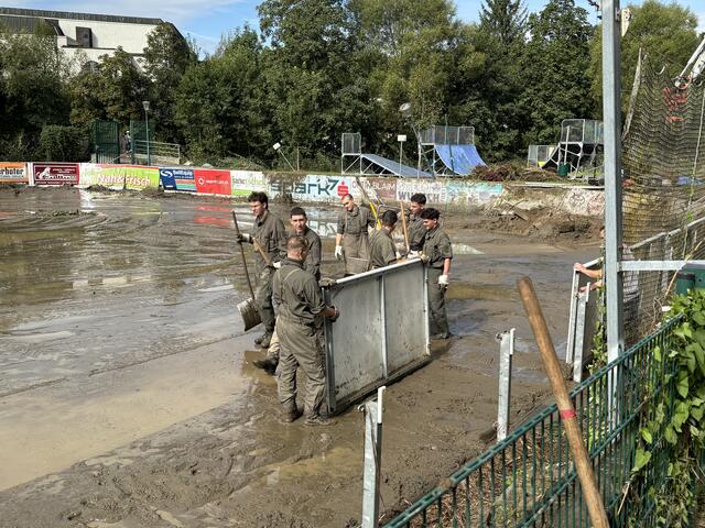 Das Bundesheer leistet ebenfalls volle Arbeit. | Foto: Bernhard Schabauer