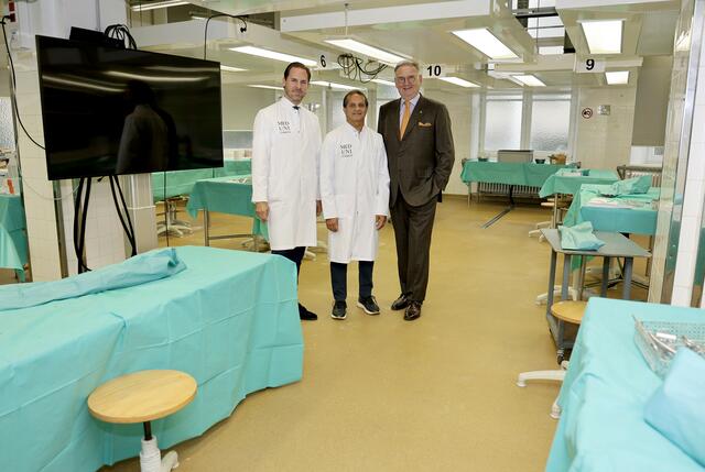Marko Konschake, Rohit Arora und Rektor Wolfgang Fleischhacker führten durch das Institut für Klinisch-Funktionelle Anatomie. | Foto: MUI/D. Bullock