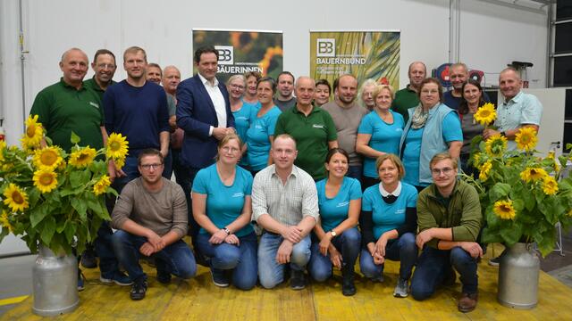 Totschnig mit den Helfern der Bauernbund-Ortsgruppe Taufkirchen/Pram, welche die Bedienung der Teilnehmer übernommen haben. | Foto: Seiringer BB