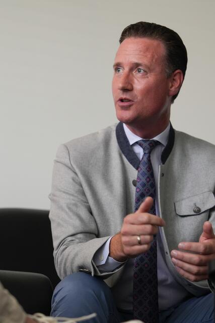 Reifenberger studierte Rechtswissenschaften und ist in drei schlagenden Verbindungen Mitglied. Im bürgerlichen Beruf ist er Notar und seit 2018 als Abgeordneter im Parlament.  | Foto: Stefan Schubert