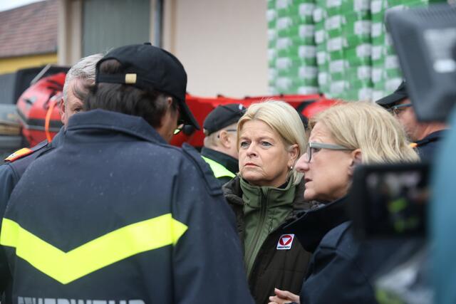 Ministerin Klaudia Tanner und Landeshauptfrau Johanna Mikl-Leitner machen sich ein Bild vor Ort.  | Foto: BFKDO
