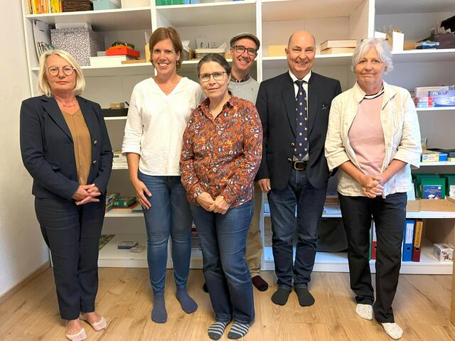 Der neue Vorstand der Kompass Schule (v.l.): Mag. Renate Bauinger, Karin Maier, Dipl. Päd. Roswitha Lobmaier, Mag. Tom Stark, Superintendent Dr. Gerold Lehner, Mag. Anita Lehner.