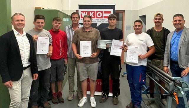 Erfolgreicher Lehrabschluss: Innungsmeister Jürgen Grassel, Ardit Belulaj, Kevin Fuchs, Walter Bendl (Prüfungskommission), Fabian Stelzcyk, Kilian Herold, Niklas Tullits, Justin Yates und Andreas Rotpuller (Prüfungskommission) | Foto: WKB