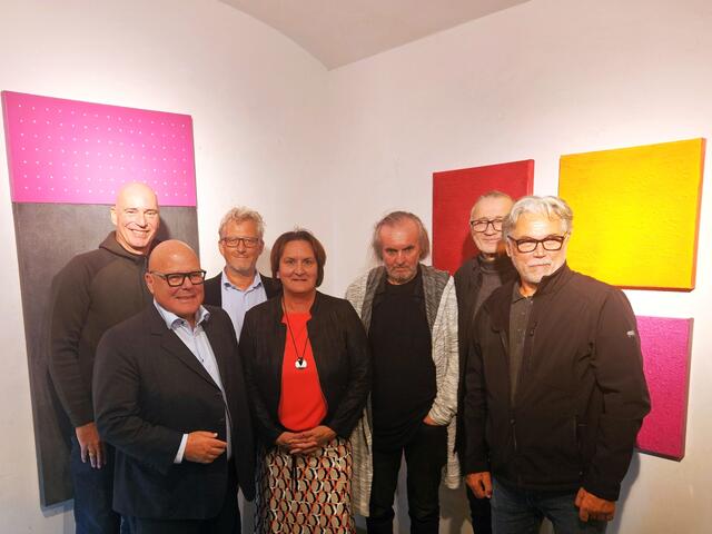 Dirk Schilling, Igor Pucker, Andreas Jerlich, Lisa Lobnik, Manfred Mörth, Norbert Klavora und Dušan Kirbiš (von links) bei der Ausstellungseröffnung in der Galerie Vorspann/Galerija Vprega in Bad Eisenkappel | Foto: Michael Tschas