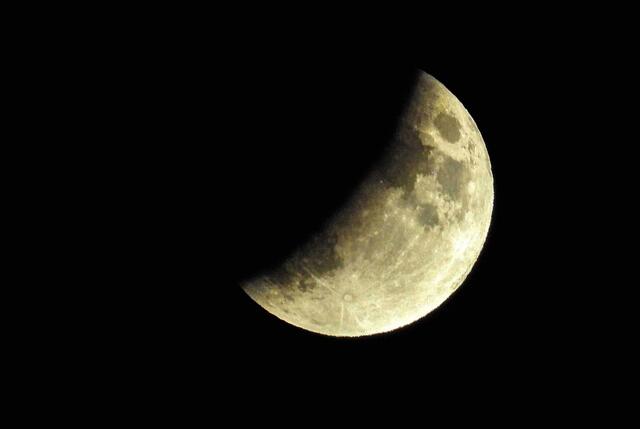 In den frühen Morgenstunden können Wienerinnen und Wiener, wenn sie Glück haben, die partielle Mondfinsternis beobachten.  | Foto: Walter Schweinöster