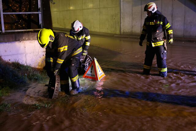 Überflutung einer Unterführung in Krenglbach. | Foto: laumat.at