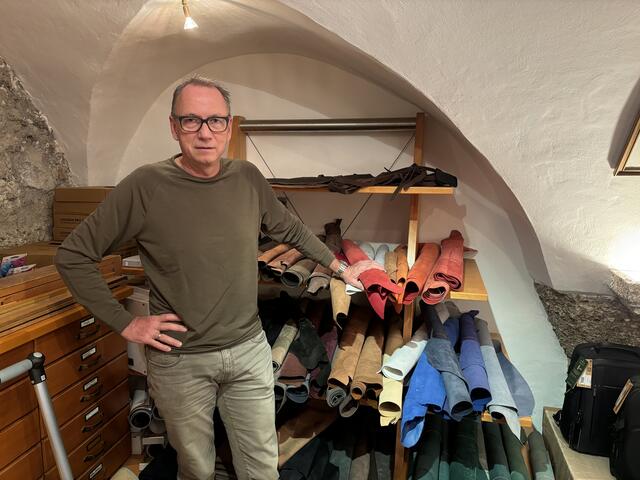 Moritz Schliesselberger, Geschäftsführer des Lederhaus Schliesselberger in der Salzburger Altstadt. Er ist mit dem Beruf des Gerbers aufgewachsen und bezeichnet ihn als einen herausforderdenden. | Foto: Schrofner