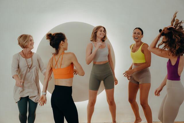 Mit Burpies, Jumping Jacks und Squats, Lachen, freien Bewegungen und Musik in Einklang kommen. 

 | Foto: Antonia Baumgartner 