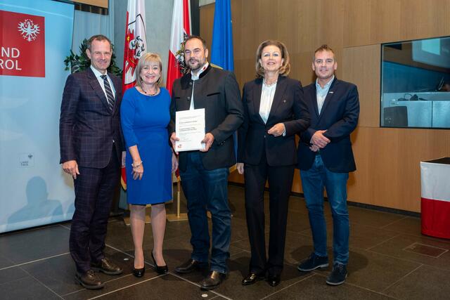 Überreichung der Urkunde „Ausgezeichneter Tiroler Lehrbetrieb“ 2020 | Foto: Land Tirol