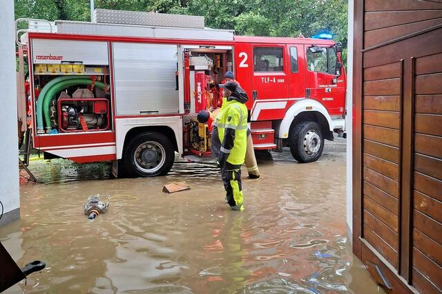 Auspumpen und Aufräumen sind derzeit die Hauptaufgaben der Feuerwehren aus Salzburg, die in Niederösterreich mithelfen, die Schäden des Hochwassers zu beseitigen. | Foto: Landesfeuerwehrverband Salzburg
