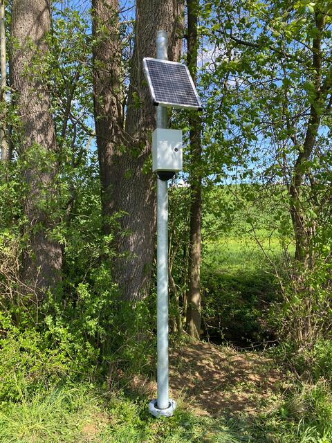 Autarke Messstation mit Solarpanel, Datenlogger und Sensoren. Die Daten werden über Mobilfunk an die online Plattform übertragen | Foto: Microtronics