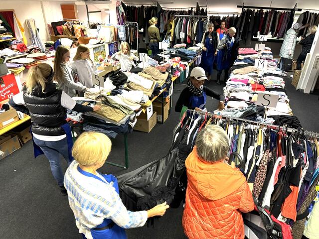 Die Besucher stürmten den Flohmarkt. | Foto: Soroptimist Club