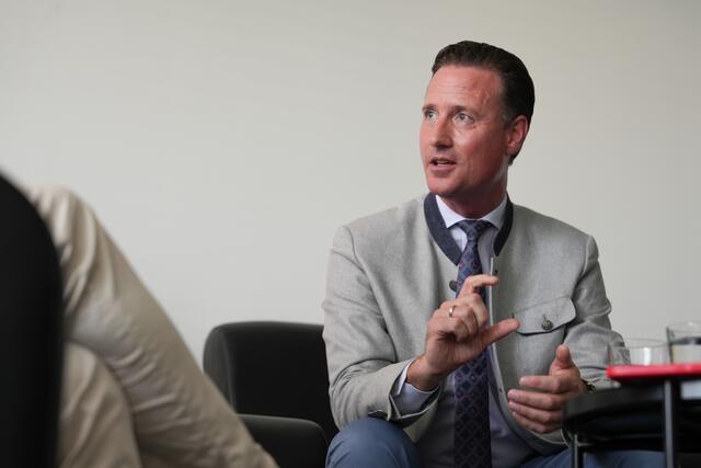 Das Verteidigungsbudget soll zudem auf zwei Prozent des Bruttoinlandproduktes angehoben werden, sagt der Abgeordnete zum Nationalrat Reifenberger, der Militzoffizier im Rang eines Oberleutnants ist. | Foto: Stefan Schubert