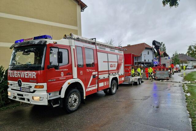 Montagmittag, den 16. September, sind drei Katastrophenzüge aus Salzburg in Niederösterreich eingetroffen und unterstützen ihre Kollegen in den Hochwassergebieten nach Kräften. Im Bild die Einsatzorte der Pinzgauer Feuerwehrleute im Pielachtal im Bezirk St. Pölten. | Foto: Landesfeuerwehrverband Salzburg