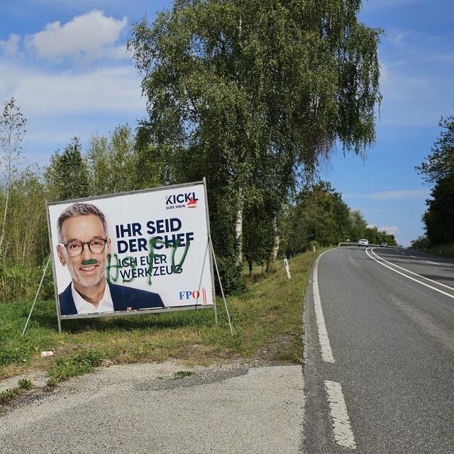 Die FPÖ der Bezirke Grieskirchen &amp; Eferding verzeichnet etliche zerstörte Wahlplakate. | Foto: FPÖ GR/EF