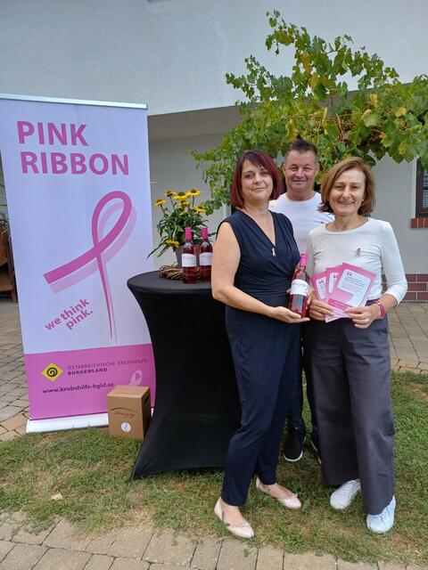  (v.l.) Melanie und Ronald Herczeg mit Andrea Konrath (Krebshilfe Burgenland) | Foto: Krebshilfe Burgenland