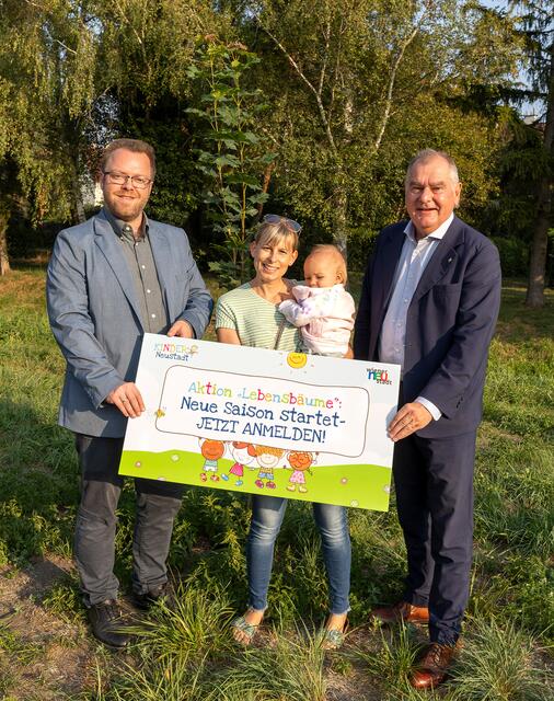 Initiator und Umweltgemeinderat Robert Pfisterer, Mariella Valtiner-Novotny mit Matilda und Stadtrat LAbg. Franz Dinhobl. | Foto: Stadt Wiener Neustadt/Weller