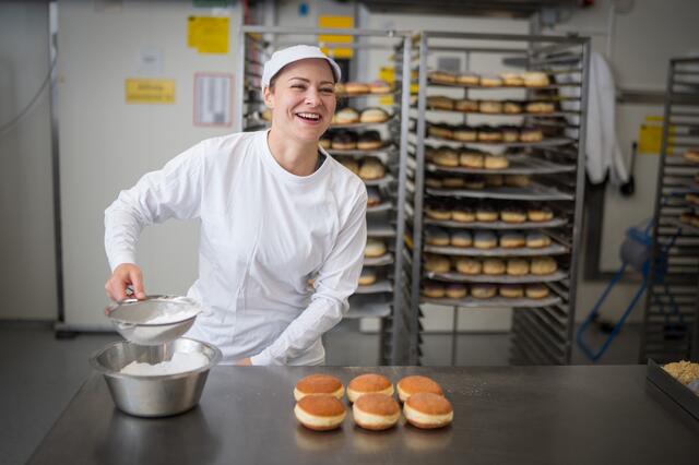 Nach ihrer Bäckerin-Lehre absolvierte Sarah Kronthaler eine zweite Ausbildung als Konditorin und startete 2021 in der Interspar-Bäckerei Wörgl. | Foto: Interspar