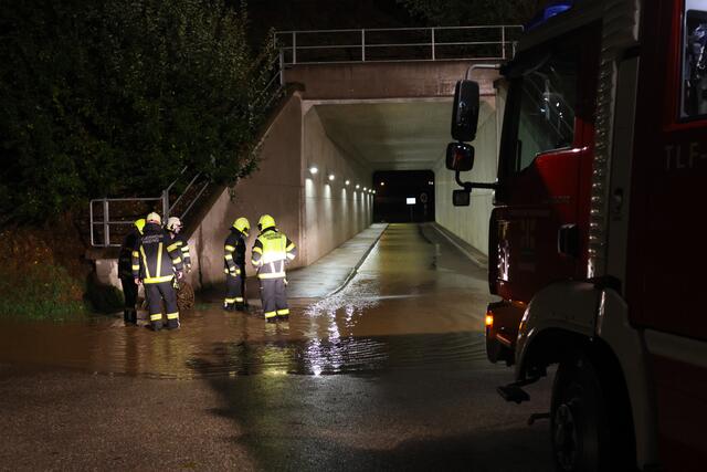 Überflutung einer Unterführung in Krenglbach. | Foto: laumat.at