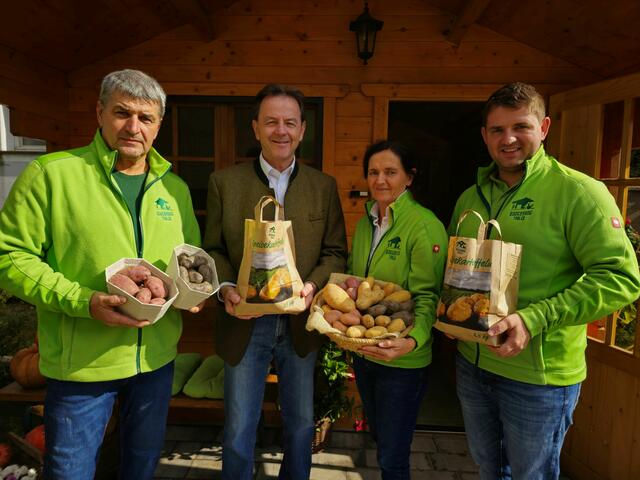 Josef Tobler, LK-Präsident Nikolaus Berlakovich, Andrea Tobler und Markus Tobler vor dem Hofladen in Draßburg anlässlich des Tag des Erdapfels.