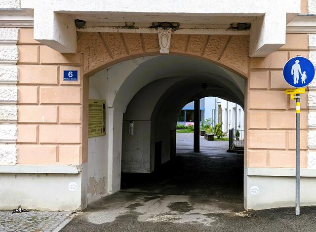 Die Schwalbennester beim Durchgang in Mautern.