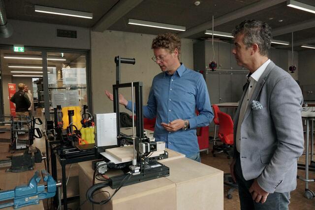 Hochschulprofessor und Studienleiter für „Technik & Design“ im Verbund West Sebastian Goreth (links) im Gespräch mit AK-Bildungsleiter Ernst Haunholter. | Foto: PH Tirol/Roner
