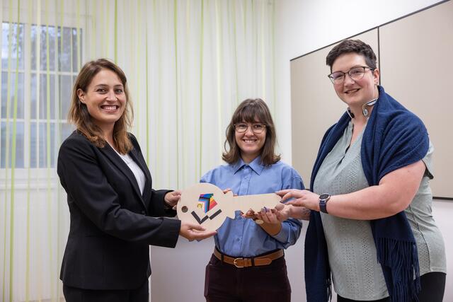 Vizebürgermeisterin Tina Blöchl (SPÖ) bei der Schlüsselübergabe an zwei Mitarbeiterinnen der Beratungsstellen Bily und Courage. | Foto: Stadt Linz