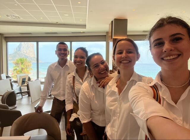 Lea Foidl und Lisa Hasenauer wurden gut ins Team des Hotels aufgenommen.       Foto: Lea Foidl