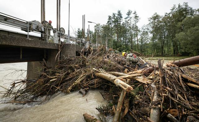 Melker Pioniere entfernen eine Verklausung.