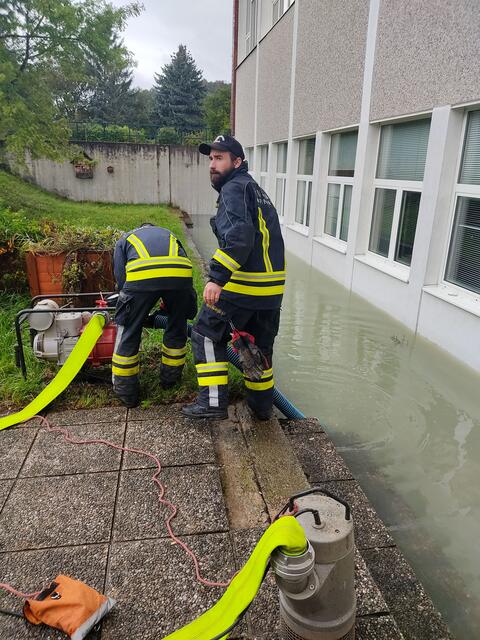 Keller und Gebäude wurden ausgepumpt. | Foto: Bezirksfeuerwehrkommando Oberwart