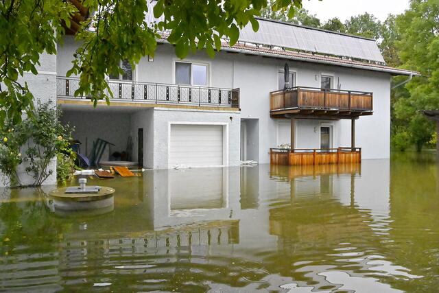 Viele Häuser sind schwer vom Hochwasser betroffen. | Foto: Fesl