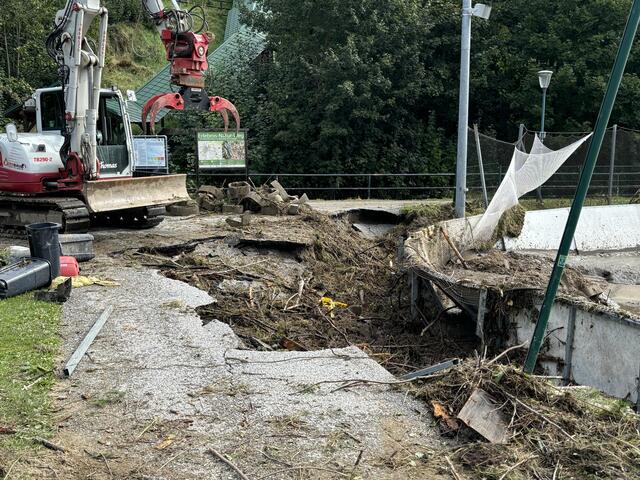 Enorme Schäden an der Infrastruktur in der Zwettler Promenade kommen zum Vorschein. | Foto: Bernhard Schabauer