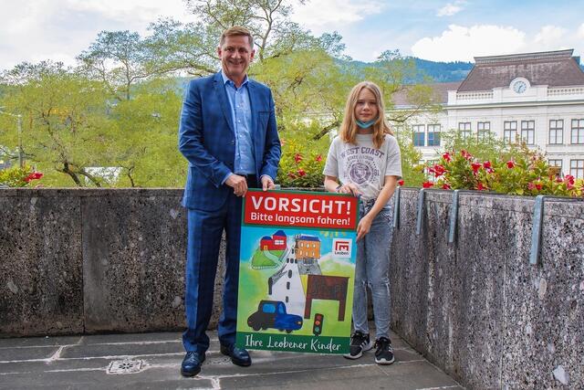 Plakate sollen die Autofahrer zum Langsam-Fahren ermahnen. | Foto: BüKo