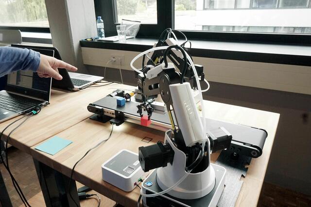 Der Dobot veranschaulicht Produktionsprozesse aus der Industrie im Miniaturformat, lässt sich selbst programmieren und hilft, Industrieverfahren zu verstehen und zu vermitteln. | Foto: PH Tirol/Roner