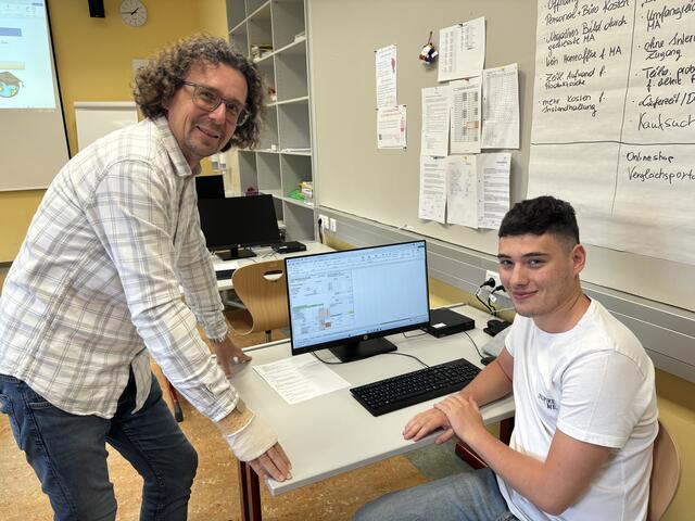 Der E-Commerce-Lehrling Andrei Savu, hier mit Andreas Reinhofer, hat in seinem Lehrberuf die idealen Inhalte für sich gefunden.  | Foto: Meinbezirk 