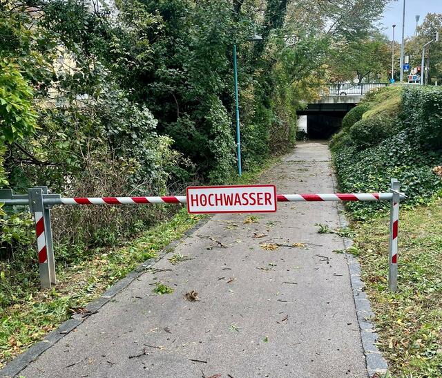 Aufgrund von Hochwasser sind viele Straßen und Wege nicht passierbar.  | Foto: Michalka