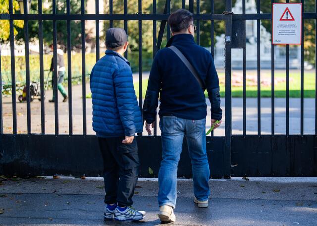 Die Wiener Parks bleiben derzeit geschlossen - wie auch der Lainzer Tiergarten und Teile des Schönbrunner Schlossparks.  | Foto: GEORG HOCHMUTH / APA / picturedesk.com