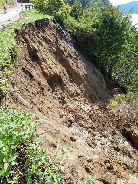 Hangrutschung an der Sarmingstein-Landessstraße. Verbindung nach Waldhausen.  | Foto: Nikolaus Prinz