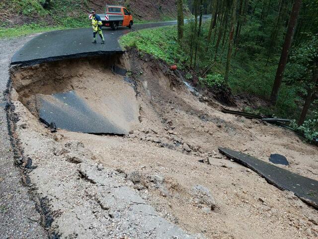 Der Güterweg Achleiten in St. Nikola (OÖ) wurde auf einer Länge von 30 Metern durch Hangrutschung weggerissen.  | Foto: Nikolaus Prinz