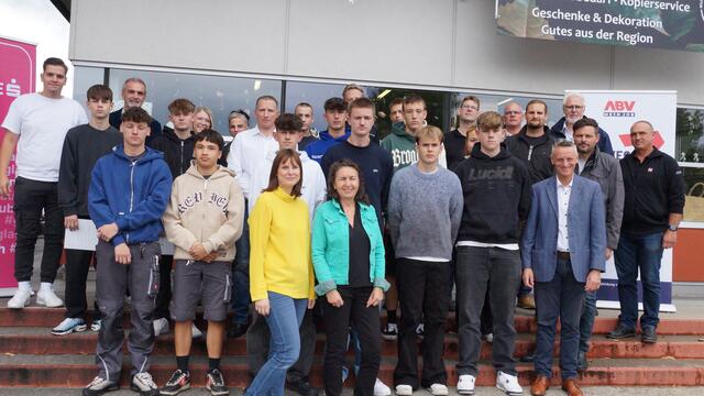 Die neuen Lehrlinge der Partnerbetriebe des "ABV mein Job" mit den Ausbildern und Funktionären | Foto: Schrapf