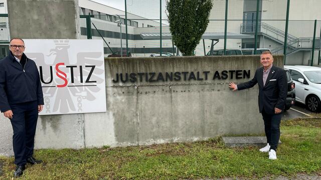 Günter Pröller (links) und Christian Lausch machten sich ein Bild von der Justizanstalt in Asten. | Foto: FPÖ Linz-Land