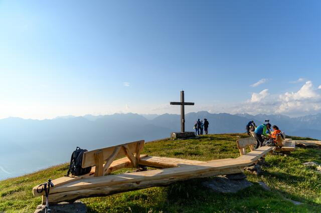 Die längste Zirbenbank der Welt – ein Meisterwerk der Handwerkskunst, das aus der Luft besonders beeindruckend wirkt. | Foto: ©hall-wattens.at