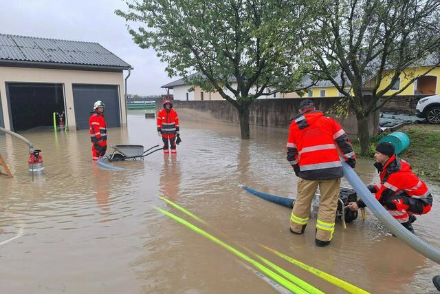 Ganze Landstriche stehen in Niederösterreich unter Wasser. Feuerwehrleute aus dem Pongau, Pingzau, der Stadt Salzburg und dem Lungau helfen beim Aufräumen. Im Bild die Einsatzorte der Pinzgauer Feuerwehrleute im Pielachtal im Bezirk St. Pölten. | Foto: Landesfeuerwehrverband Salzburg
