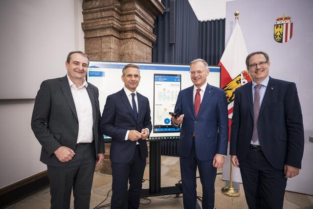  X-tention Geschäftsführer Wolfgang Pramendorfer, Landesrat Wolfgang Hattmannsdorfer, Landeshauptmann Thomas Stelzer und JKU-Rektor Stefan Koch präsentieren die Ergebnisse des ersten oö. Pflegetechnologiefonds. | Foto: Max Mayrhofer/Land OÖ