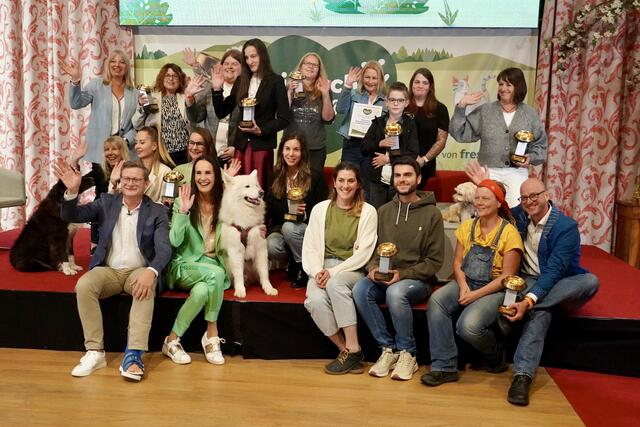 Alle „Tierisch-Engagiert-Award“-Preisträgerinnen und Preisträger aus Österreich mit Fressnapf-Geschäftsführer Hermann Aigner und Krone-Moderatorin Maggie Entenfellner. | Foto: Carmen Kurcz