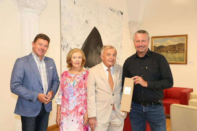 vli.n.re.: Magistratsdirektor Karl Hallbauer, Friedericke Poyßl, Hofrat Dr. Bernd Poyßl und Bürgermeister Peter Molnar feierten den 80. Geburtstag von Dr. Poyßl mit einem Empfang im Rathaus. Im Namen der Stadt Krems würdigten die Gratulanten das Lebenswerk von Dr. Poyßl  | Foto: Stadt Krems