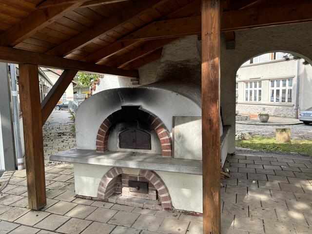 In fast jeder Ecke gibt es etwas Selbstgemachtes zu entdecken. Im Hof steht beispielsweise ein Pizzaofen.  | Foto: Luise Schmid/MeinBezirk