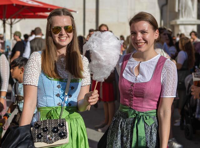 Der ausgelassenen Stimmung am Salzburger Rupertikirtag steht das Wetter nicht im Wege. Es wird sonnig und warm. | Foto: Franz Neumayr