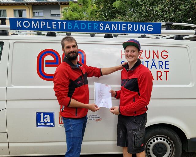 Leonhard Strickner absolvierte die Lehrabschlussprüfung mit ausgezeichnetem Erfolg – im Bild mit GF Marco Erhart | Foto: Erhart Installationen